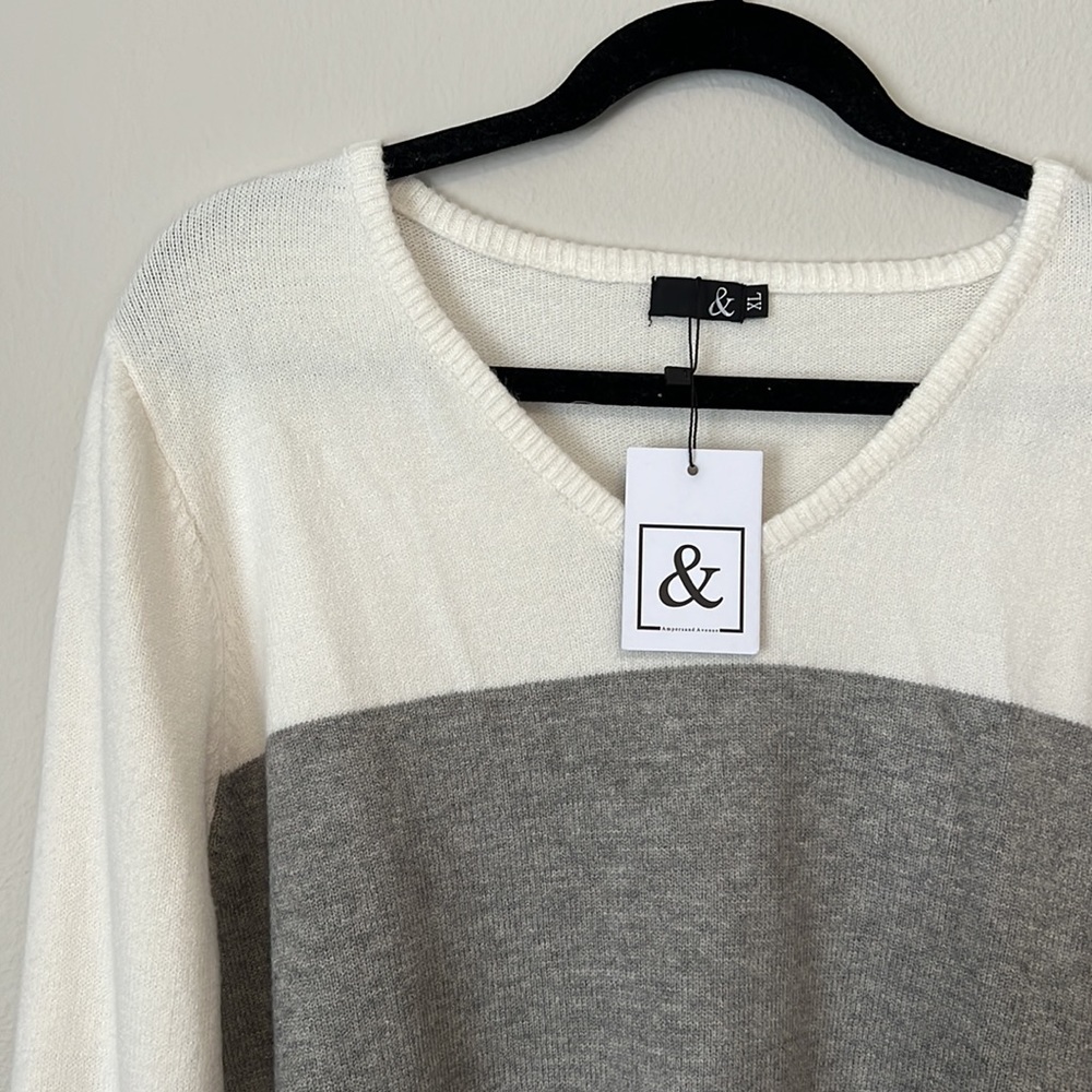 Ampersand Ave NWT gray and white sweater. Size XL.